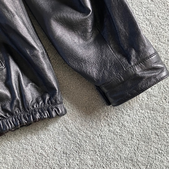 Men's Sleek Black Leather Bomber Jacket - Picture 3 of 13